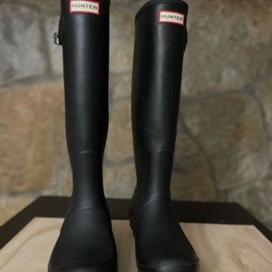 Tall HUNTER matte black rain boots